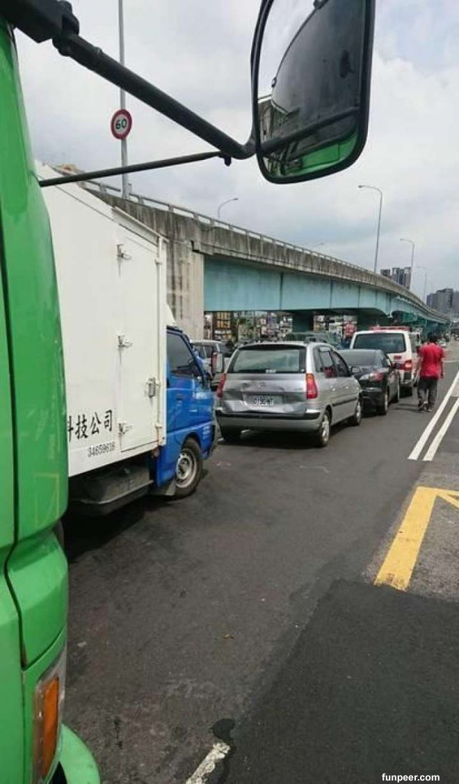 貨車疑煞車失靈 推撞值勤救護車